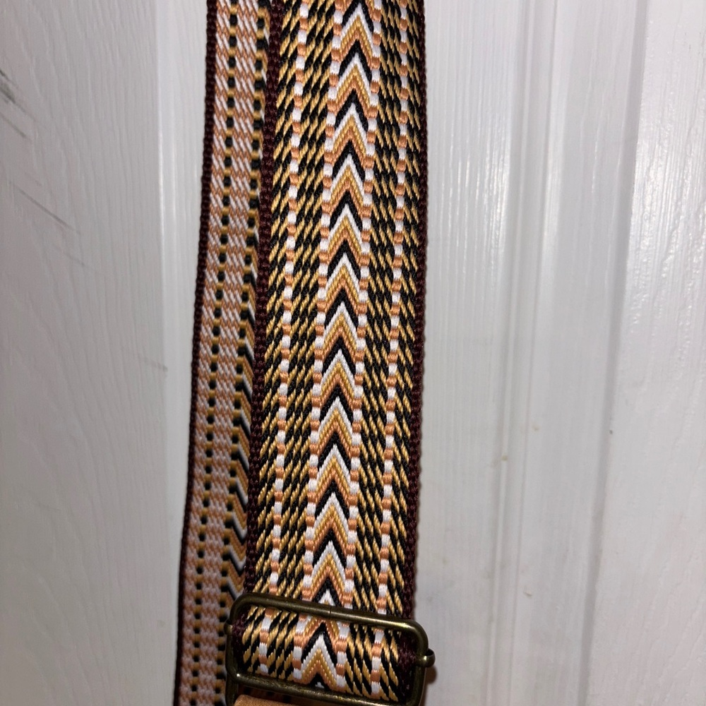 🤎 Tan Slingback Crossbody Bag with Patterned Guitar Strap 🤎 - Picture 4 of 6